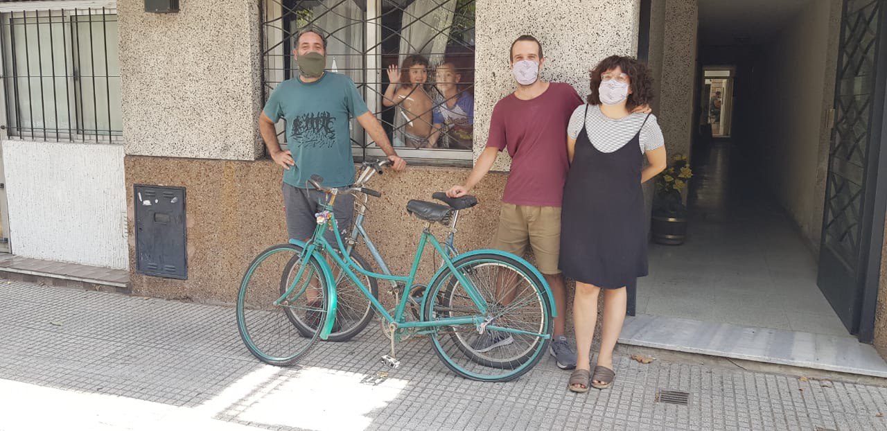 JP al momento de retirar las bicis. Dardo, Emilia y pequeños vecines asomados curioseando.